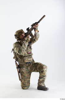 Photos Frankie Perry Army USA Recon - Poses kneeling shooting…